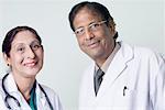 Portrait d'un médecin de sexe masculin souriant avec une femme médecin