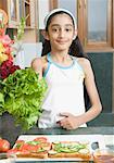 Portrait d'une jeune fille faire un sandwich