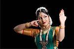 Gros plan d'une jeune femme effectuant Bharatnatyam