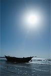 Fischerboot auf dem Strand, Morjim Beach, Goa, Indien