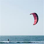 Homme parachute ascensionnel à la mer, plage de Morjim, Goa, Inde