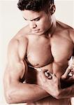 Gros plan d'un jeune homme tenant une seringue contre ses biceps
