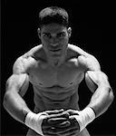 Portrait d'un jeune homme en position de boxe
