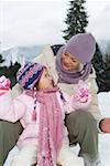 Mutter und Tochter spielen im Schnee