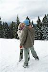 Couple s'embrassant dans la neige