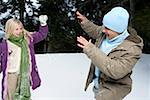 Vater und Tochter spielen im Schnee