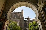 Vue sur la cathédrale à travers Puerta del Perdon, Séville, Espagne