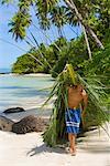 Mann mit Palm verlässt, unberührten Bucht, Upolu, Samoa