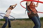 Freunde spielen mit Hula Hoops