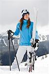 Frau hält Skiausrüstung, Whistler-Blackcomb Mountain, British Columbia, Kanada