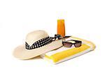 Lunettes de soleil crème solaire et chapeau de serviette de plage