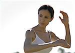 Femme faisant le tai chi