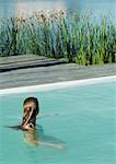 Femme à la piscine, en regardant vers le lac en arrière-plan
