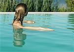 Femme à la piscine, en regardant vers le lac en arrière-plan