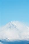 En Suisse, les nuages se déplaçant au sommet de la montagne enneigée