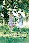 Deux jeunes femmes se promenant dans le champ