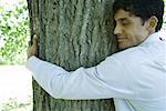 Tree hugging homme d'affaires