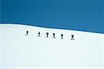 Skifahrer steigen weißer Neigung, Gänsemarsch