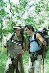 Zwei Wanderer stehend im Wald, Karte studieren