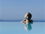 Voir le profil:: femme en piscine avec les yeux fermés