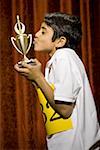 Coupe du trophée kissing Boy