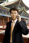 Geschäftsmann auf Handy in Asien lächelnd