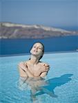 Femme à la piscine en plein air