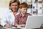 Grand-mère et petit-fils utilisant un ordinateur portable