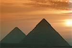 Pyramides de Gizeh, l'Égypte, le Caire, au lever du soleil