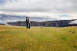 Couple tenant mutuellement, péninsule de Banks, New Zealand