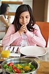 Mädchen beten vor dem Essen