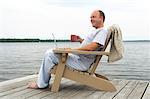 Mann entspannend auf Dock