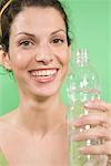 Femme tenant la bouteille d'eau