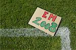 EM 2008-Zeichen liegend auf Fußballplatz