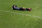 Arbitre détendue se trouvant sur le terrain de soccer
