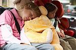 Enfants dormir dans la voiture