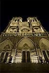 Boden-Niveau-Blick auf die Kathedrale bei Nacht