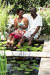 Couple assis sur le pont