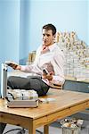 Homme au bureau, compter l'argent