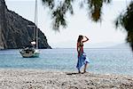 Frau am Strand von Segelboot, Dodekanes, Griechenland