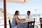 Paar auf Terrasse des Restaurants, Dodekanes, Griechenland