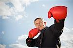 Homme d'affaires avec des gants de boxe.