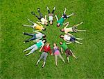 Foule couché dans l'herbe en cercle