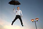 Homme d'affaires flottant avec un parapluie