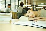 Jeune femme à la tête sur le bras, endormi, bibliothèque de l'Université