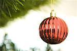 Christbaumkugel hängen von Weihnachtsbaum, zugeschnittenen Ansicht