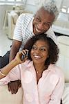 Portrait de Couple, la femme parlant au téléphone cellulaire