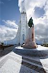 Statue de Leifur Eiriksson et l'église Hallgrimskirkja, Reykjavik, Islande