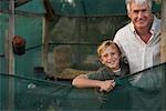 Großvater und Enkel im Zelt