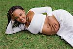 Femme enceinte couché sur l'herbe